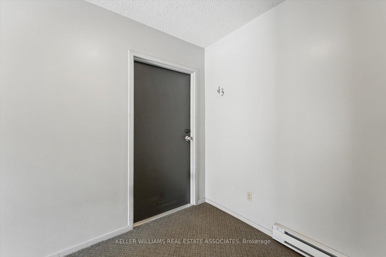 3 Bedrooms Condo at 2701 Aquitaine, Mississauga For sale