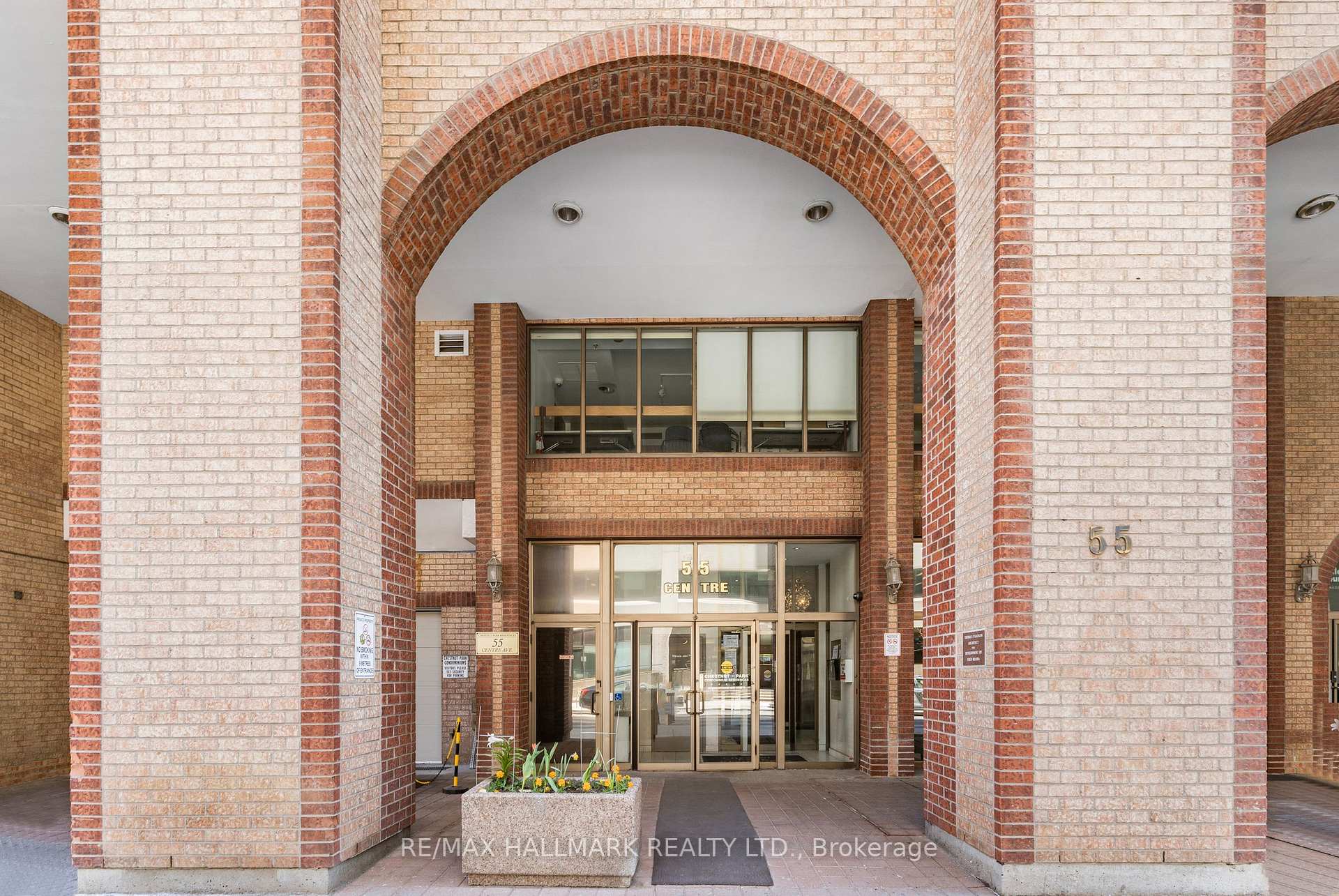 2 Bedrooms Condo at 55 Centre, Toronto For sale