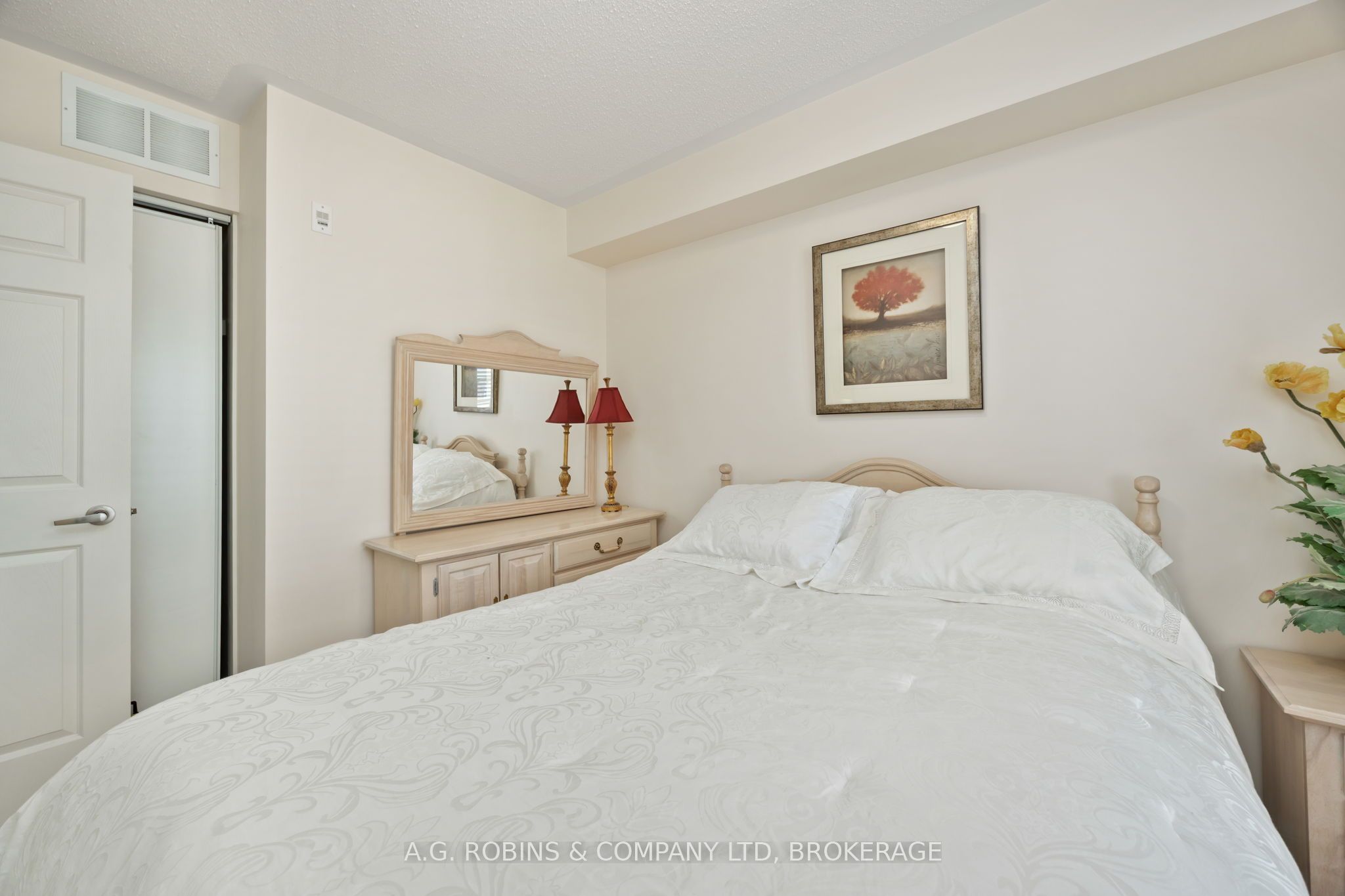 595 Dundas Street W, #4