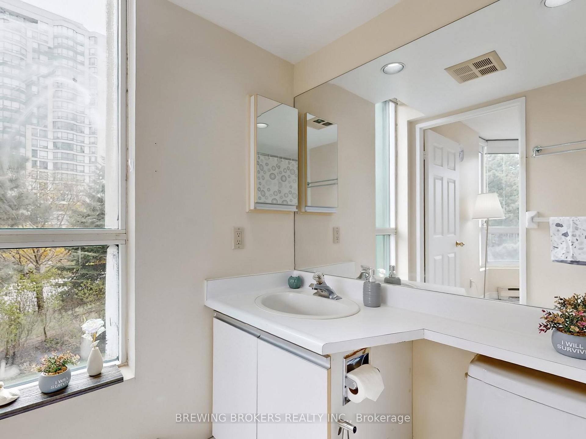 3 Bedrooms Condo at 4450 Tucana, Mississauga For sale