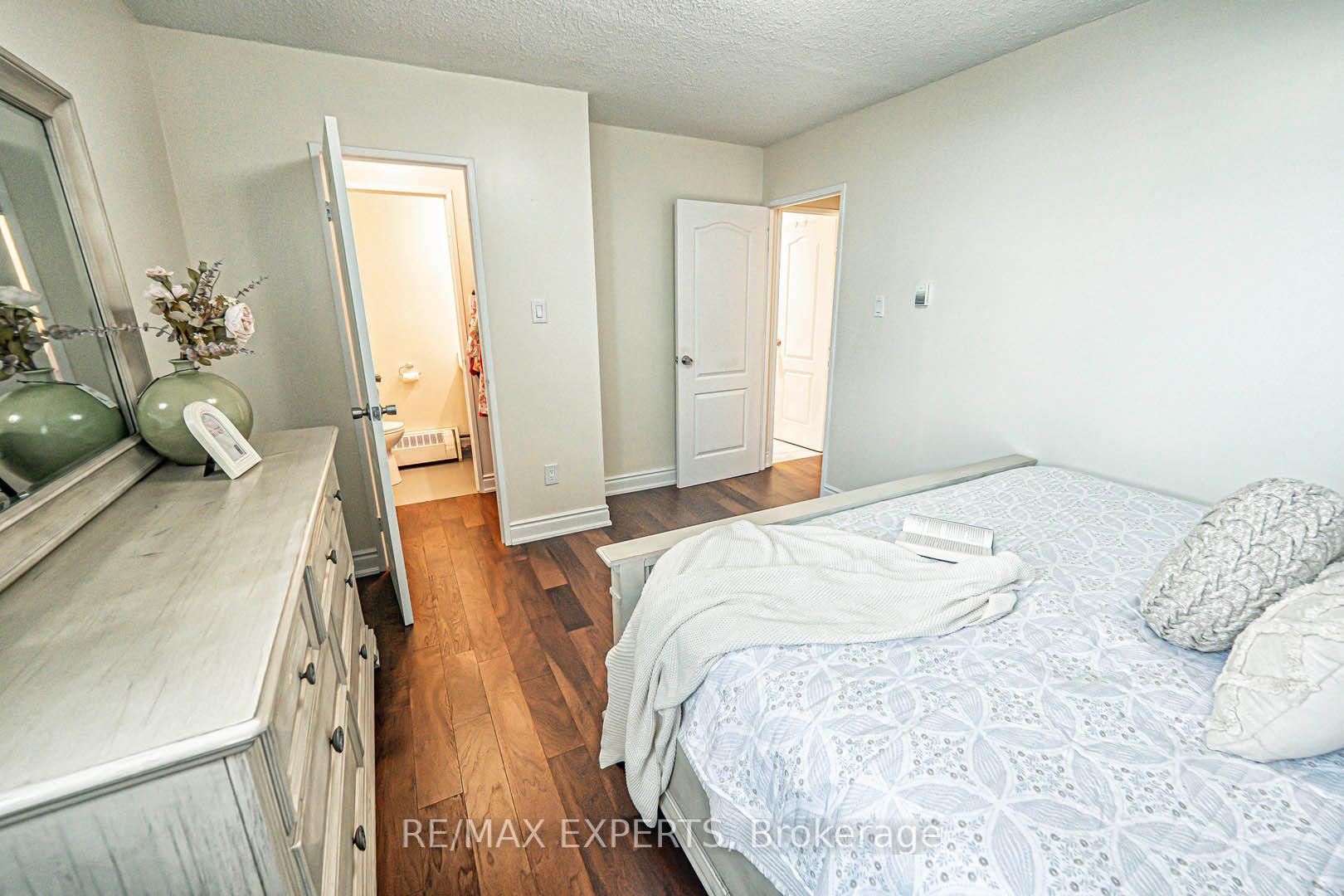 3 Bedrooms Condo at 1625 Bloor, Mississauga For sale