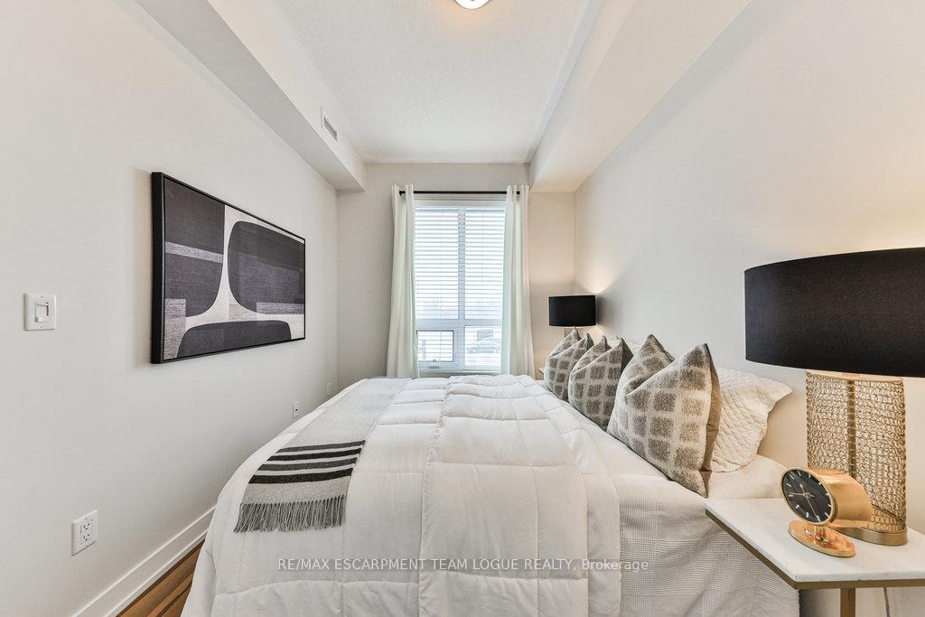 1 Bedroom Condo at 2490 Old Bronte,  Oakville For sale