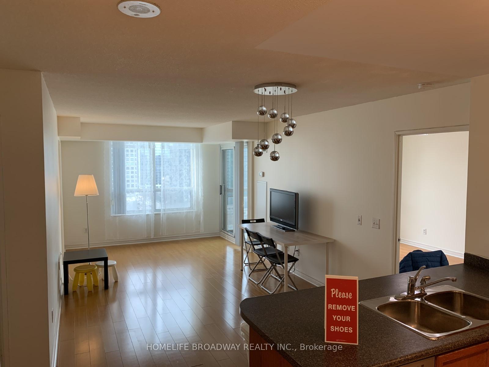3 Bedrooms Condo at 18 Parkview,  Toronto For sale