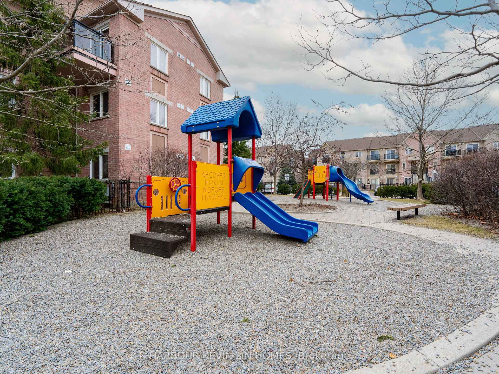 3 Bedrooms Condo at 4975 Southampton, Mississauga For sale