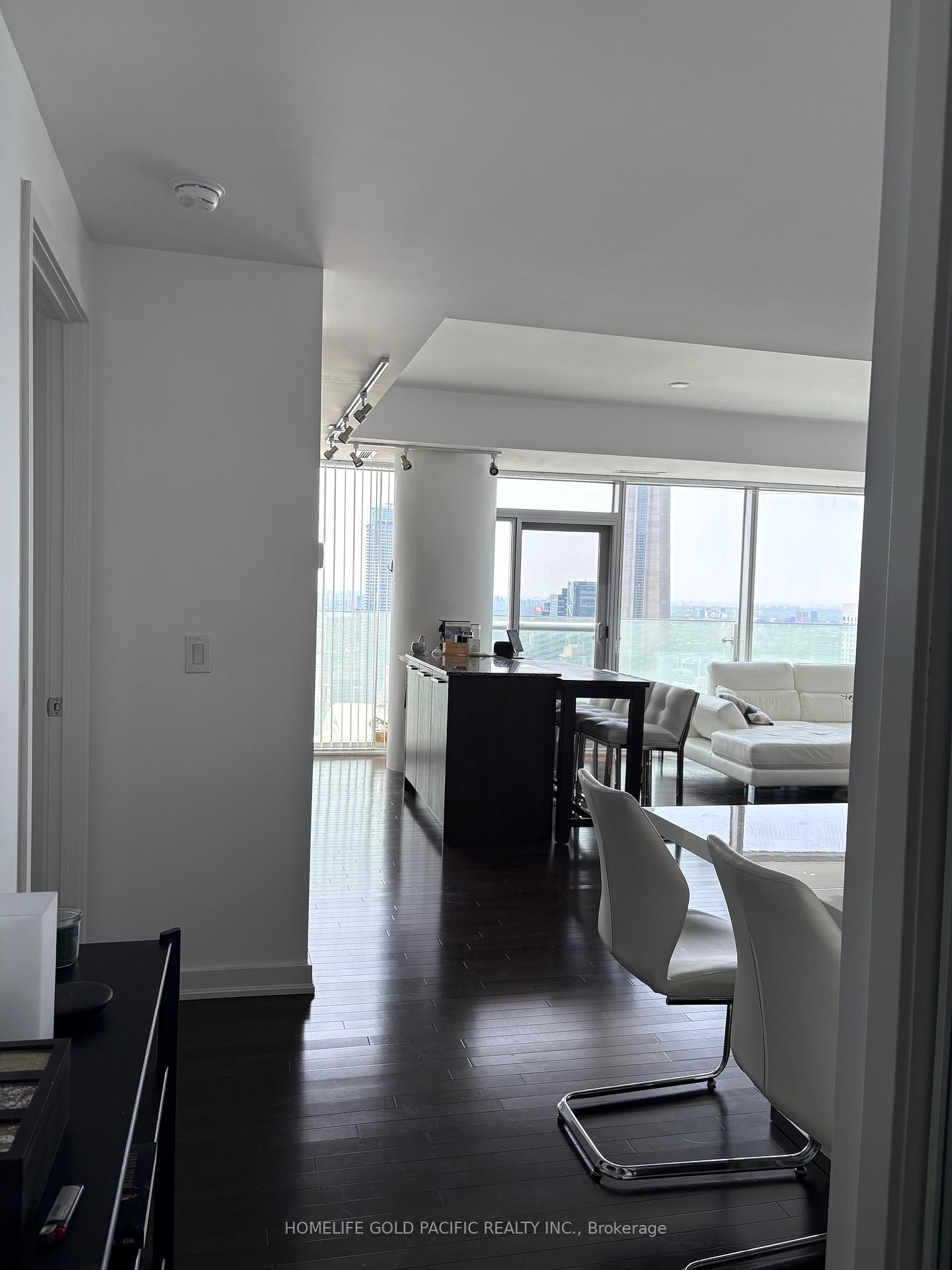 3 Bedrooms Condo at 14 York, Toronto For sale