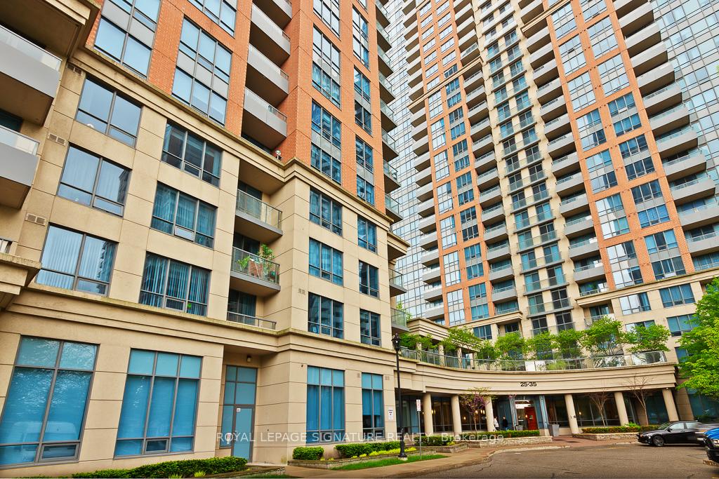 2 Bedrooms Condo at 25 Viking, Toronto For sale
