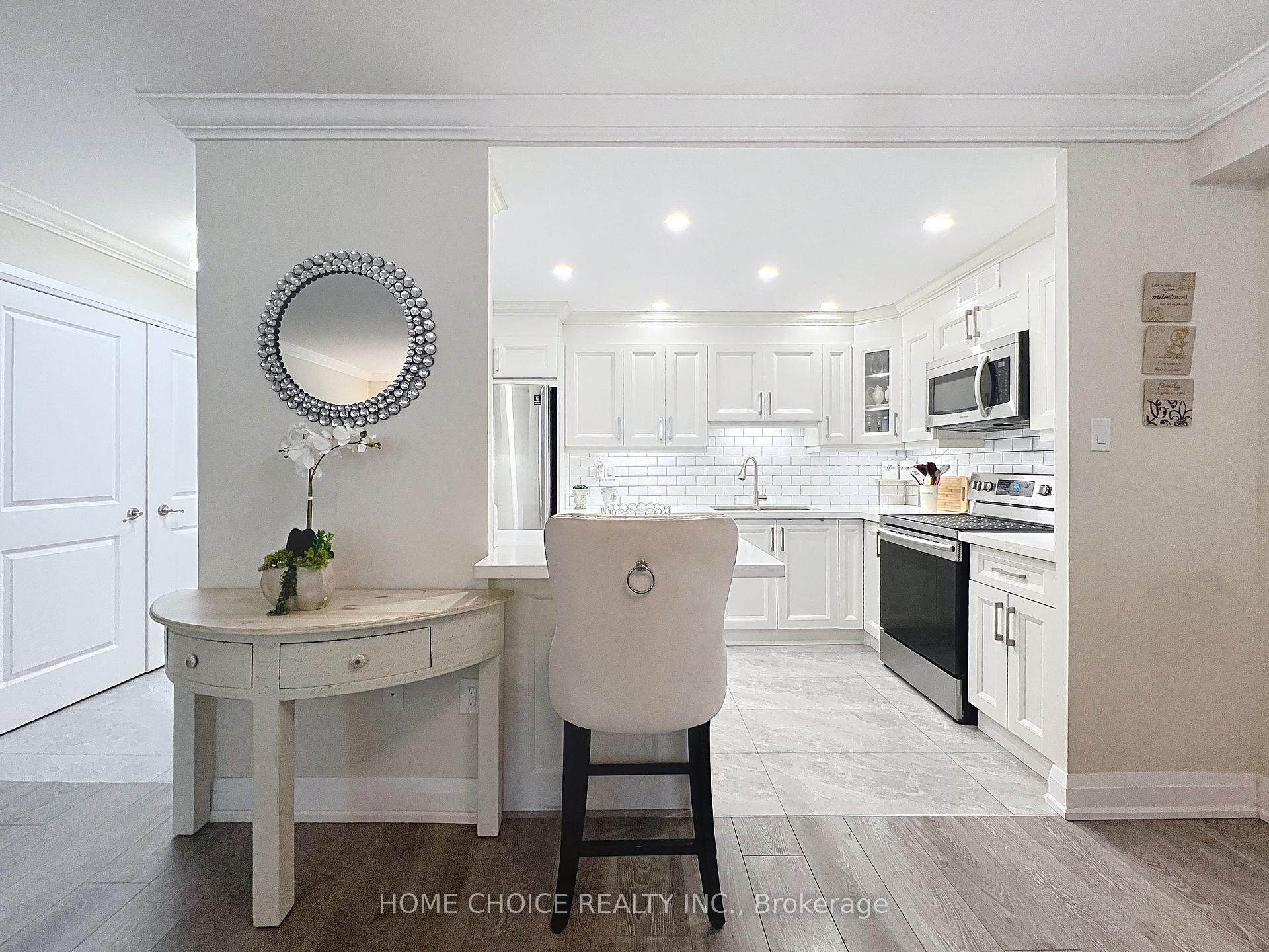 3 Bedrooms Condo at 15 La Rose, Toronto For sale