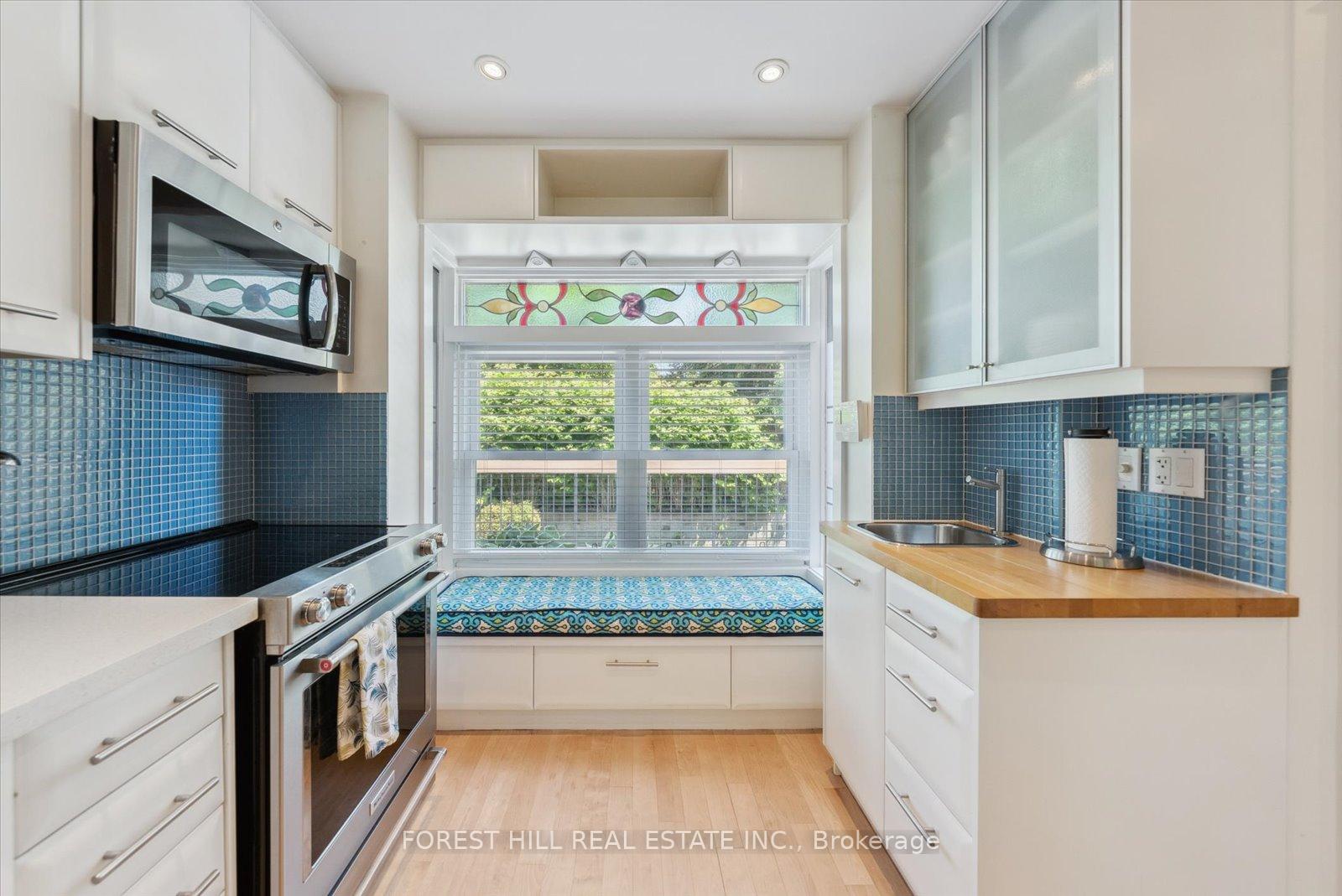 3 Bedrooms Condo at 10 Buller, Toronto For sale