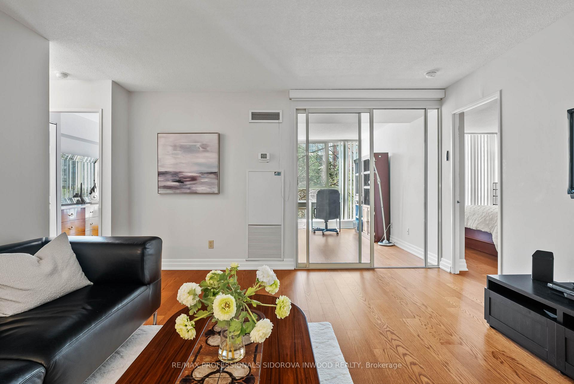 3 Bedrooms Condo at 20 Southport, Toronto For sale