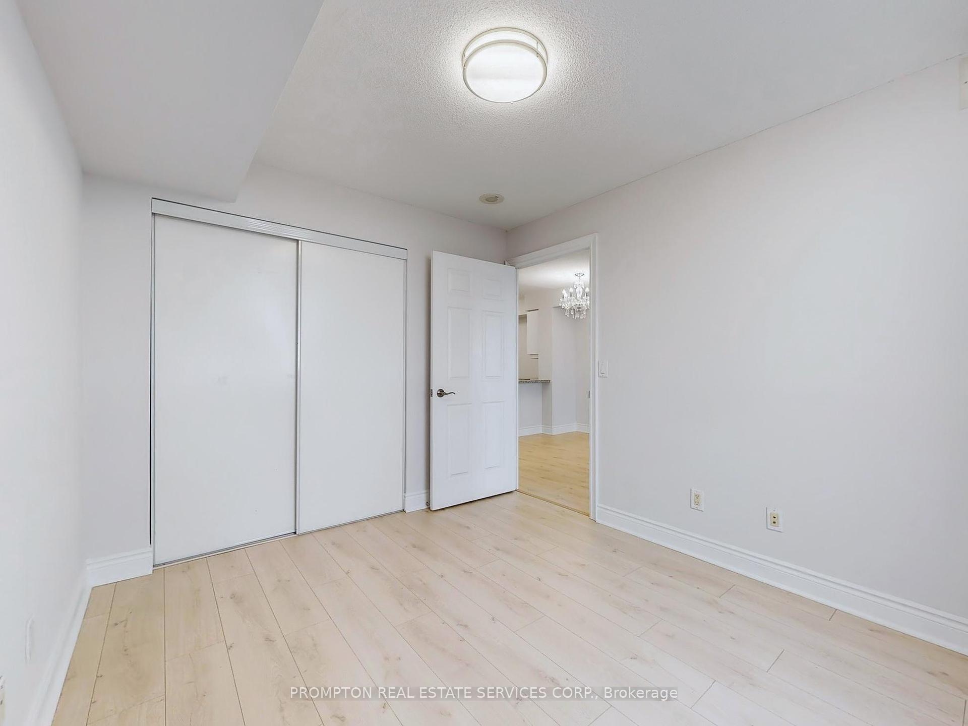 2 Bedrooms Condo at 15 Greenview, Toronto For sale