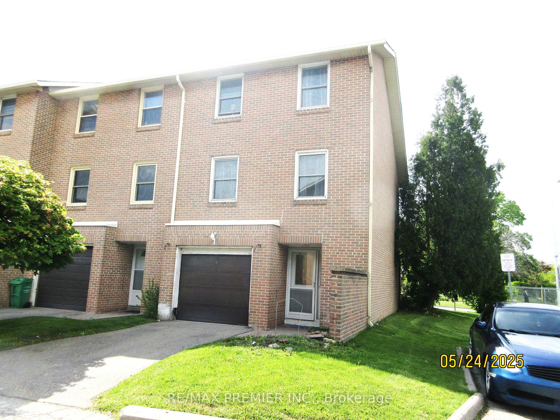 3 Bedrooms Condo at 7255 Dooley, Mississauga For sale