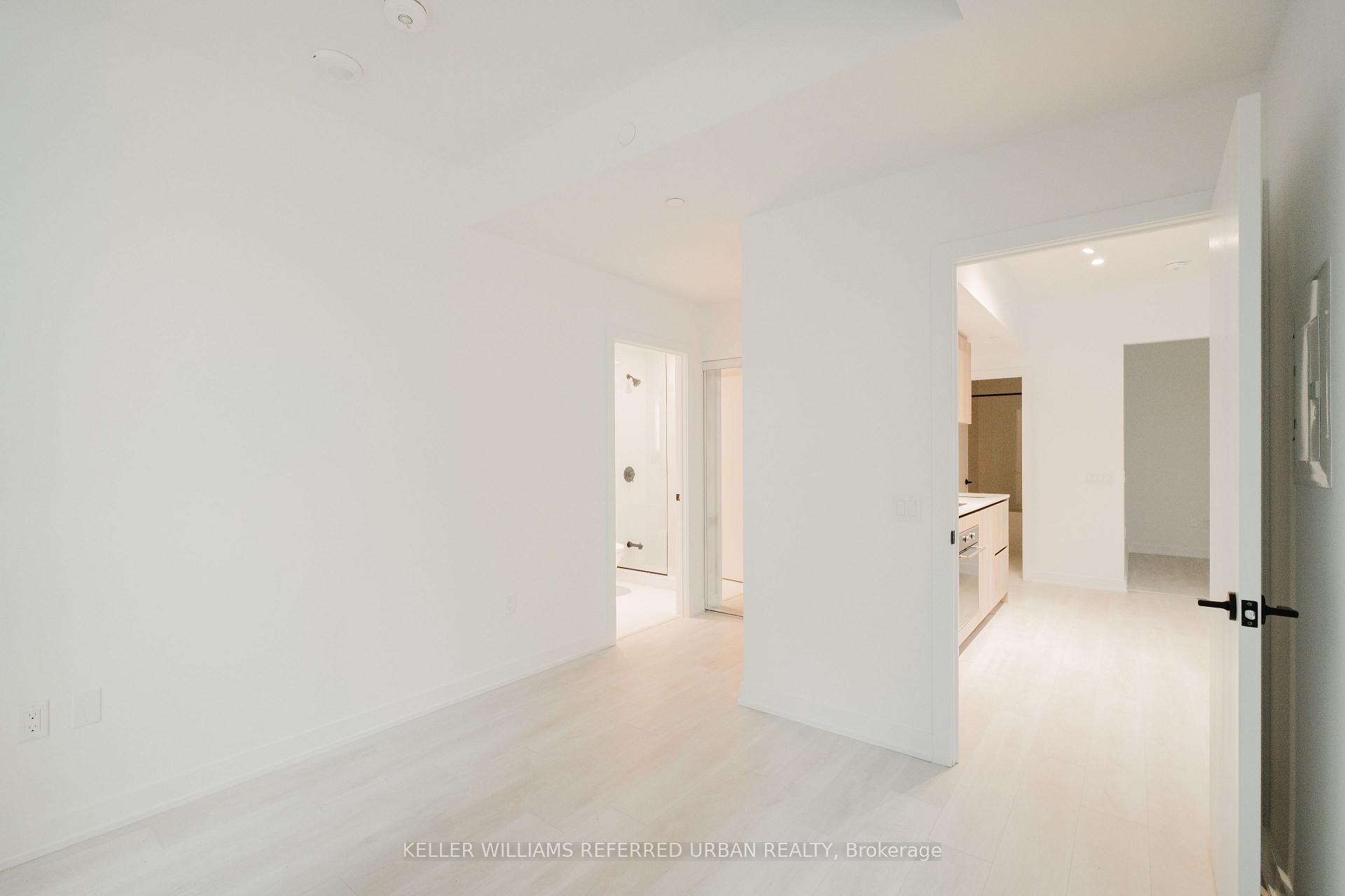 3 Bedrooms Condo at 127 Broadway, Toronto For sale