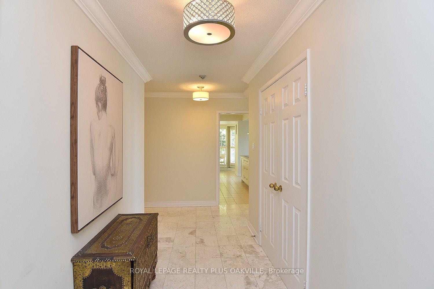 2 Bedrooms Condo at 2190 Lakeshore, Burlington For sale