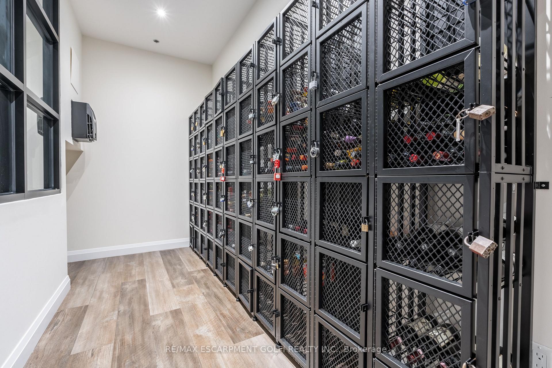 2 Bedrooms Condo at 1 Redfern, Hamilton For sale