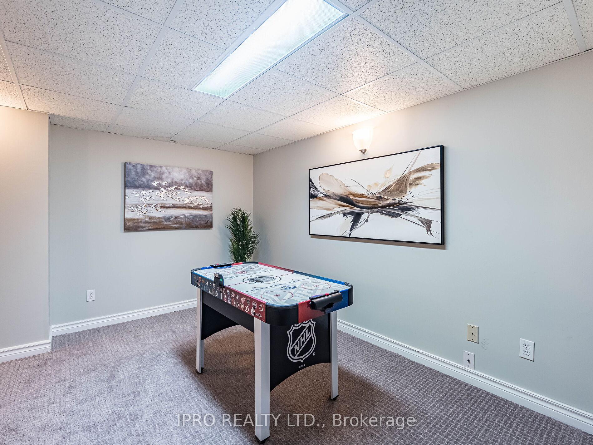 4 Bedrooms Condo at 833 Scollard, Mississauga For sale