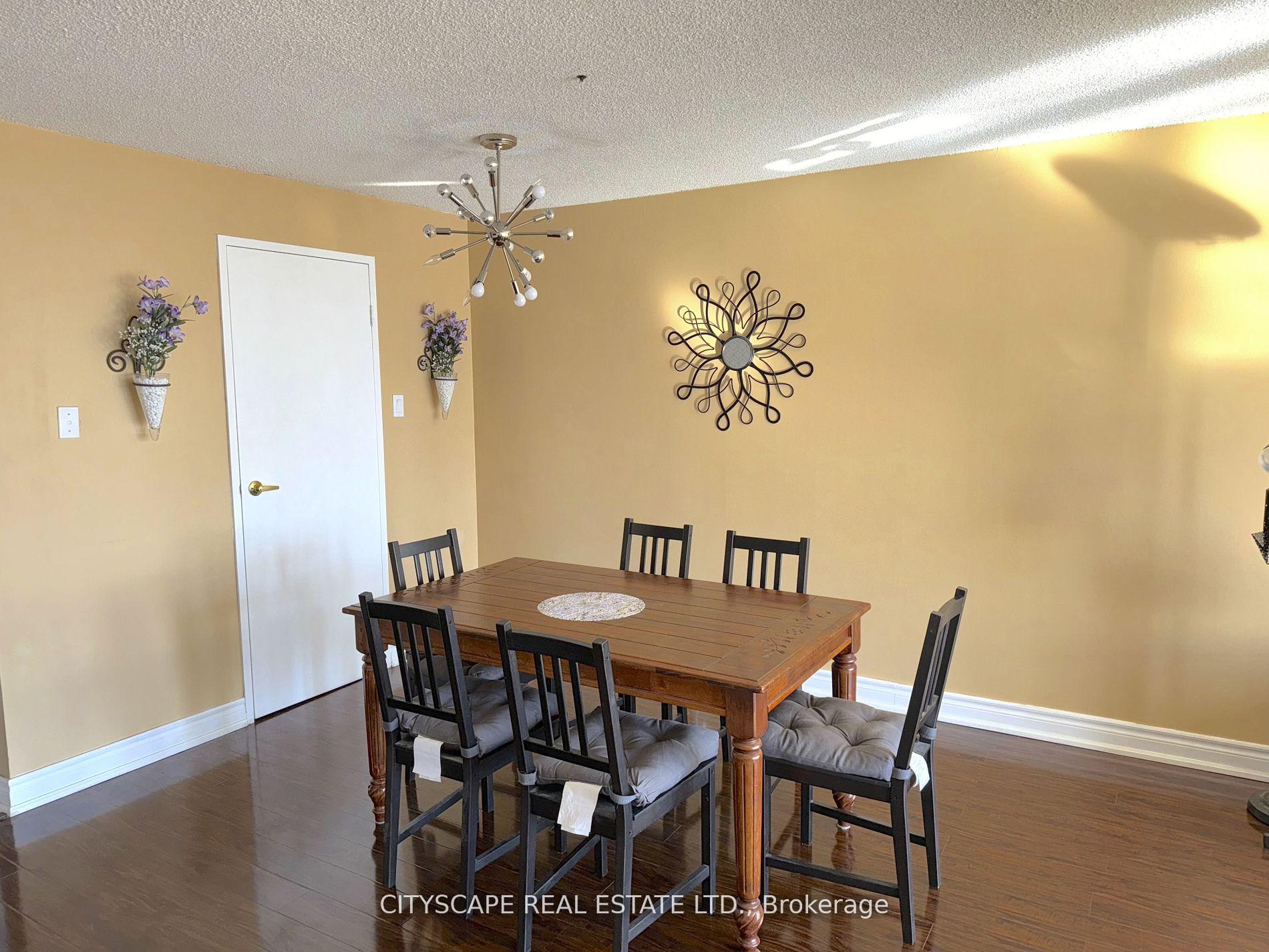 2 Bedrooms Condo at 25 Trailwood, Mississauga For sale