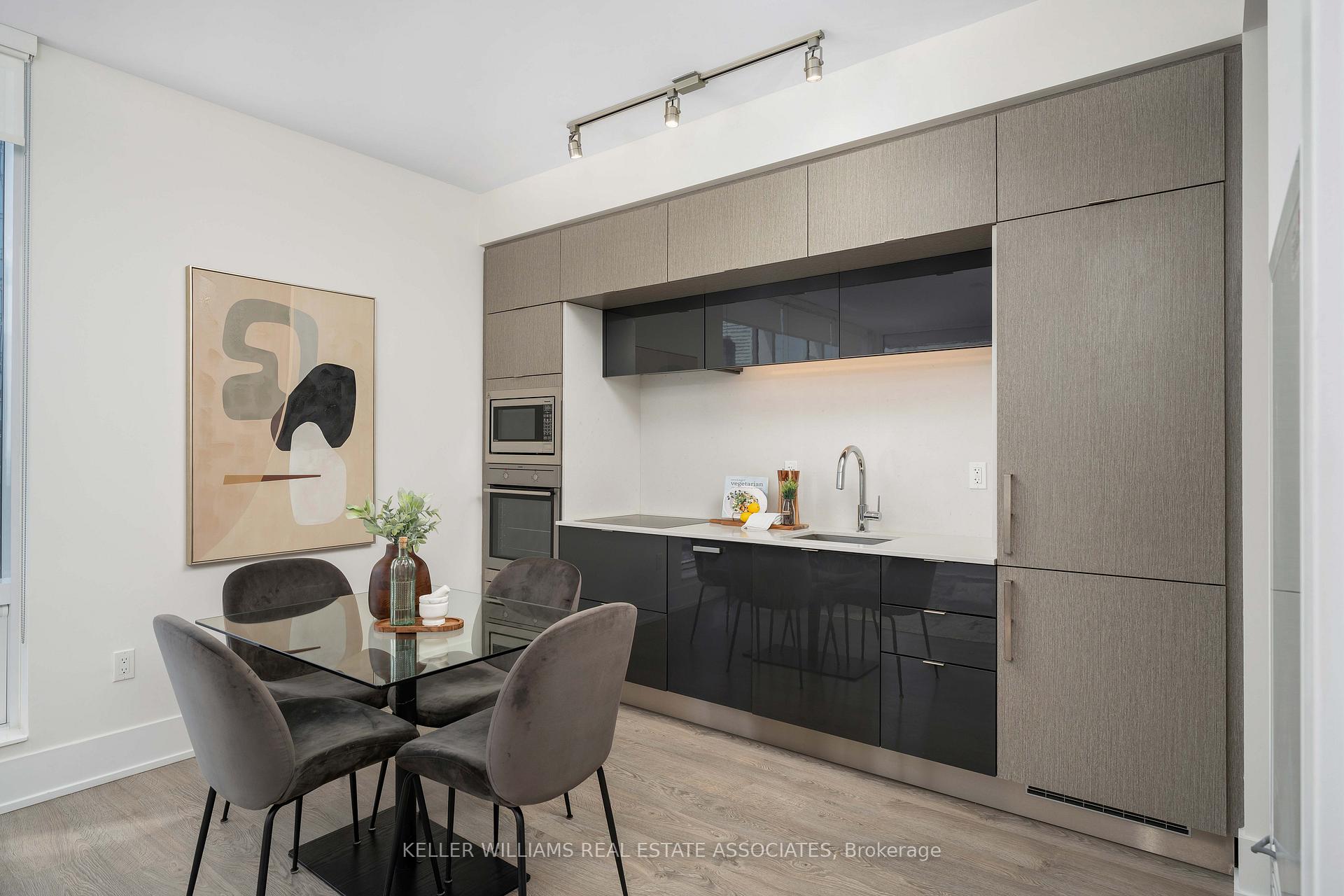 2 Bedrooms Condo at 10 York, Toronto For sale