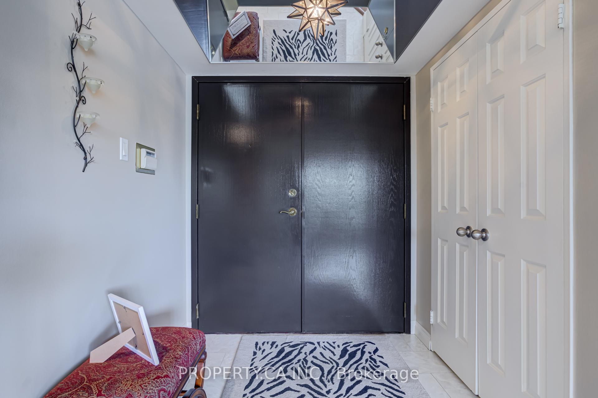 3 Bedrooms Condo at 1700 The Collegeway, Mississauga For sale