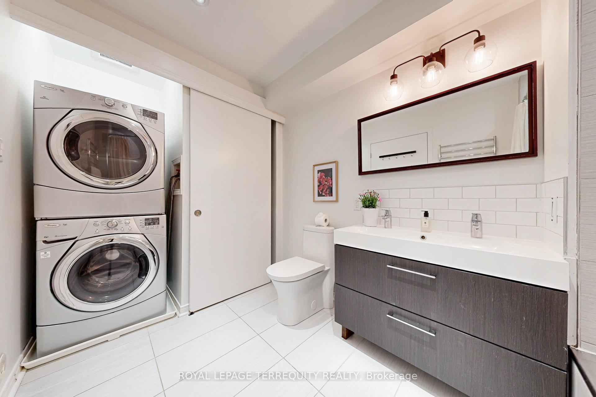 3 Bedrooms Condo at 25 Laidlaw, Toronto For sale