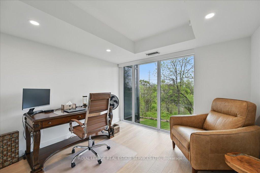 3 Bedrooms Condo at 2489 Taunton, Oakville For sale