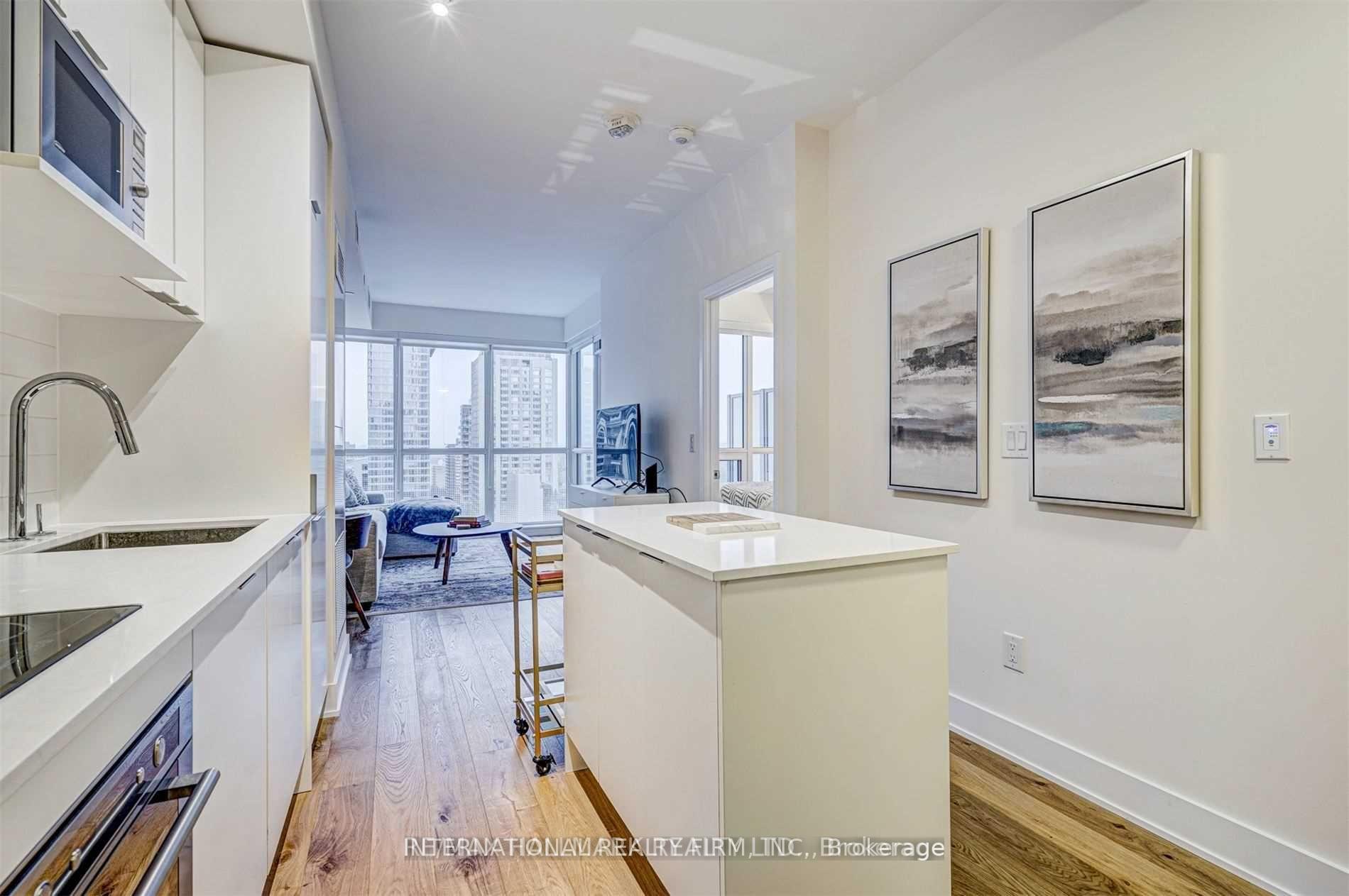 1 Bedroom Condo at 88 Cumberland,  Toronto For sale