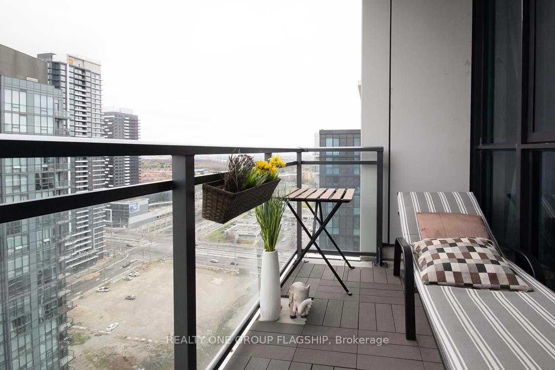 2 Bedrooms Condo at 75 Eglinton,  Mississauga For sale