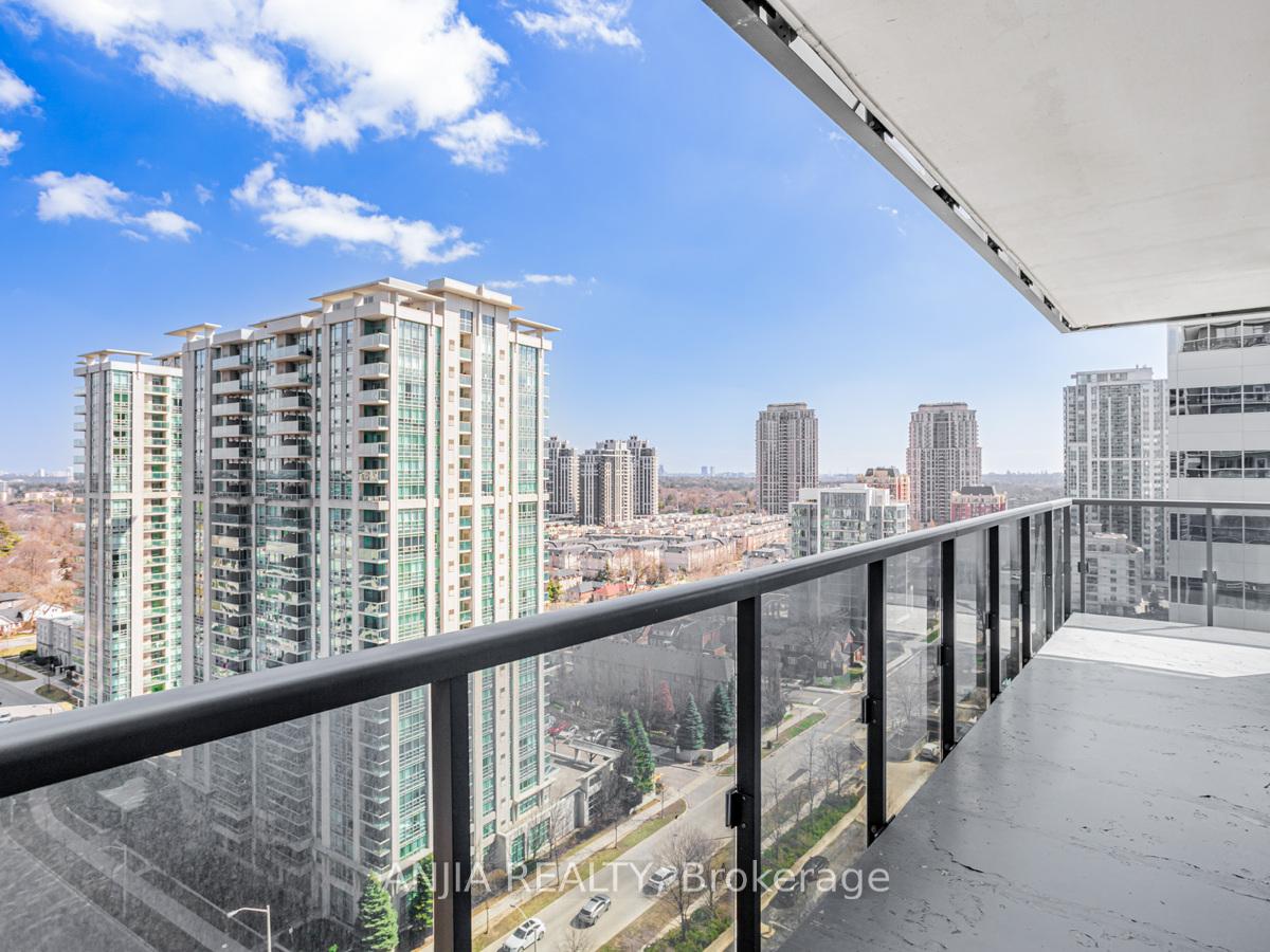 3 Bedrooms Condo at 2 Anndale,  Toronto For sale