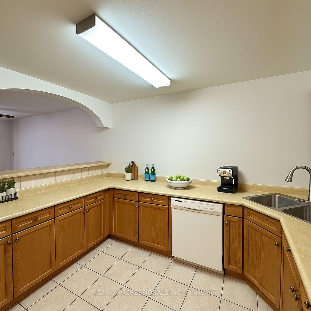 3 Bedrooms Condo at 714 The West Mall, Toronto For sale