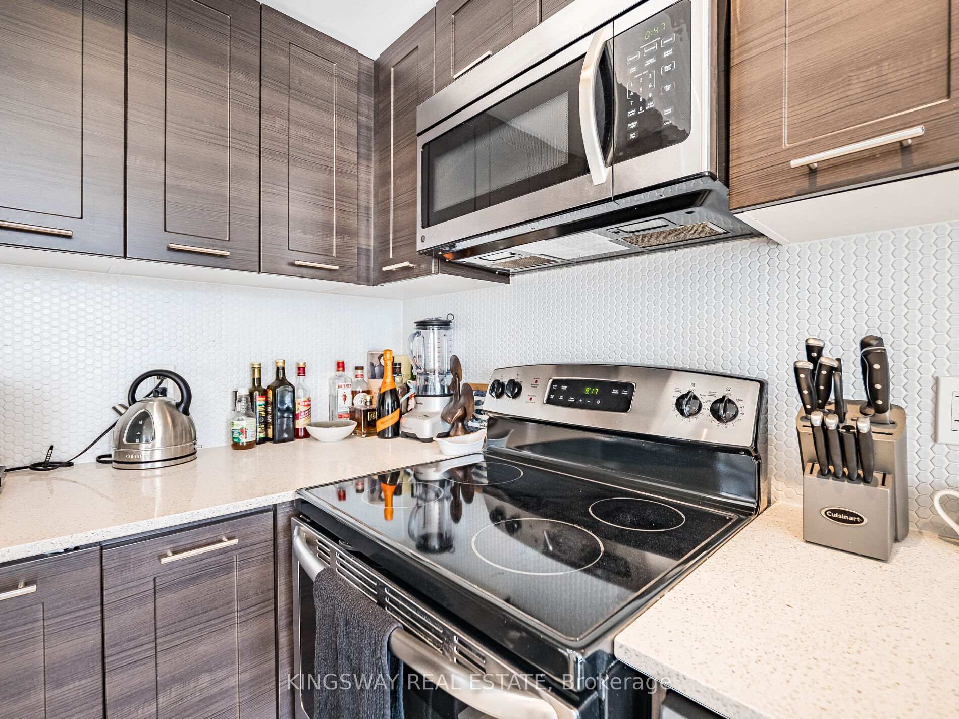 2 Bedrooms Condo at 2200 Lakeshore,  Toronto For sale