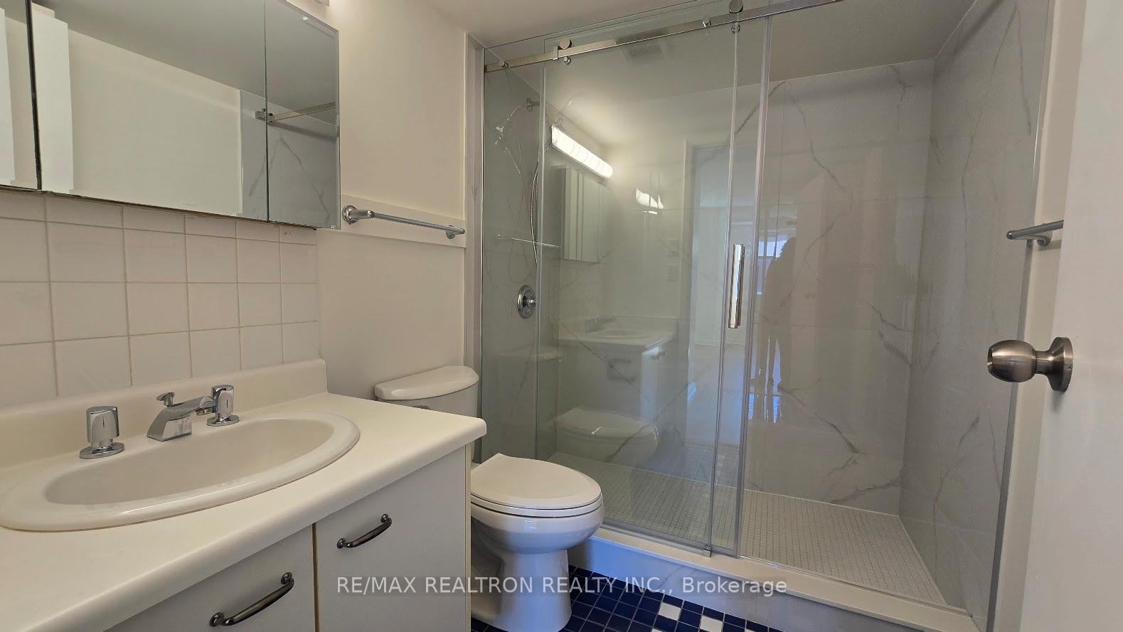 2 Bedrooms Condo at 70 Elmsthorpe, Toronto For sale