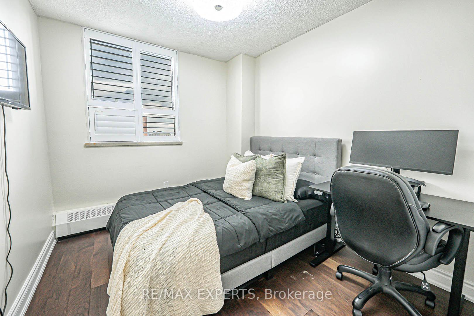 3 Bedrooms Condo at 1625 Bloor, Mississauga For sale