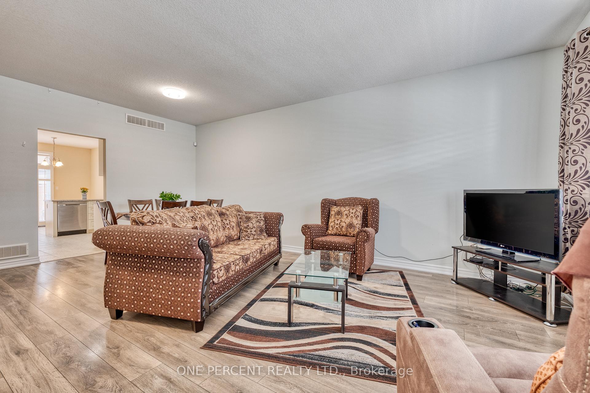 2 Bedrooms Condo at 21 Stickland, Hamilton For sale