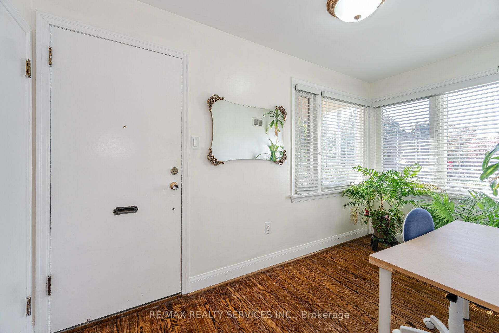 18 Wellington Street W