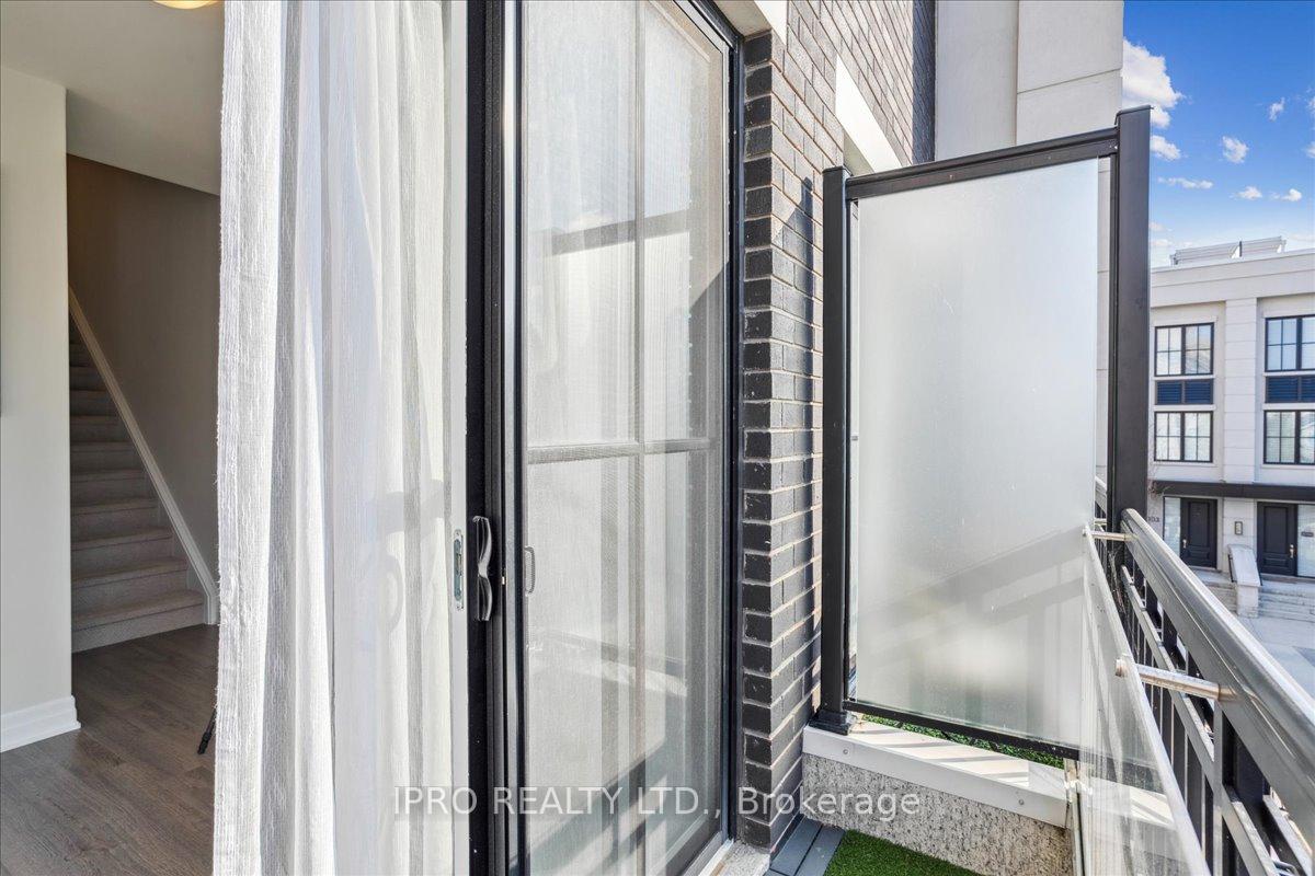 2 Bedrooms Condo at 652 Cricklewood, Mississauga For sale
