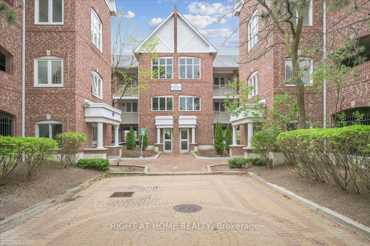 3 Bedrooms Condo at 65 Bristol, Mississauga For sale