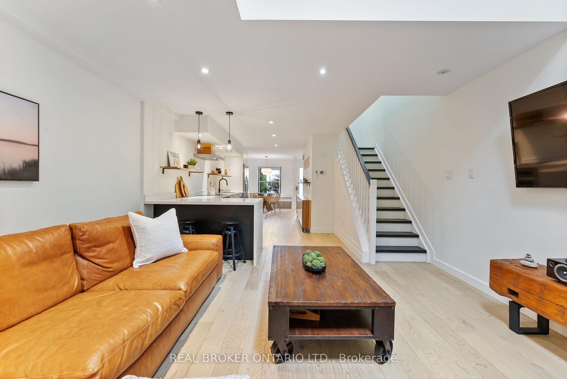 2 Bedrooms Condo at 23 Macaulay, Hamilton For sale