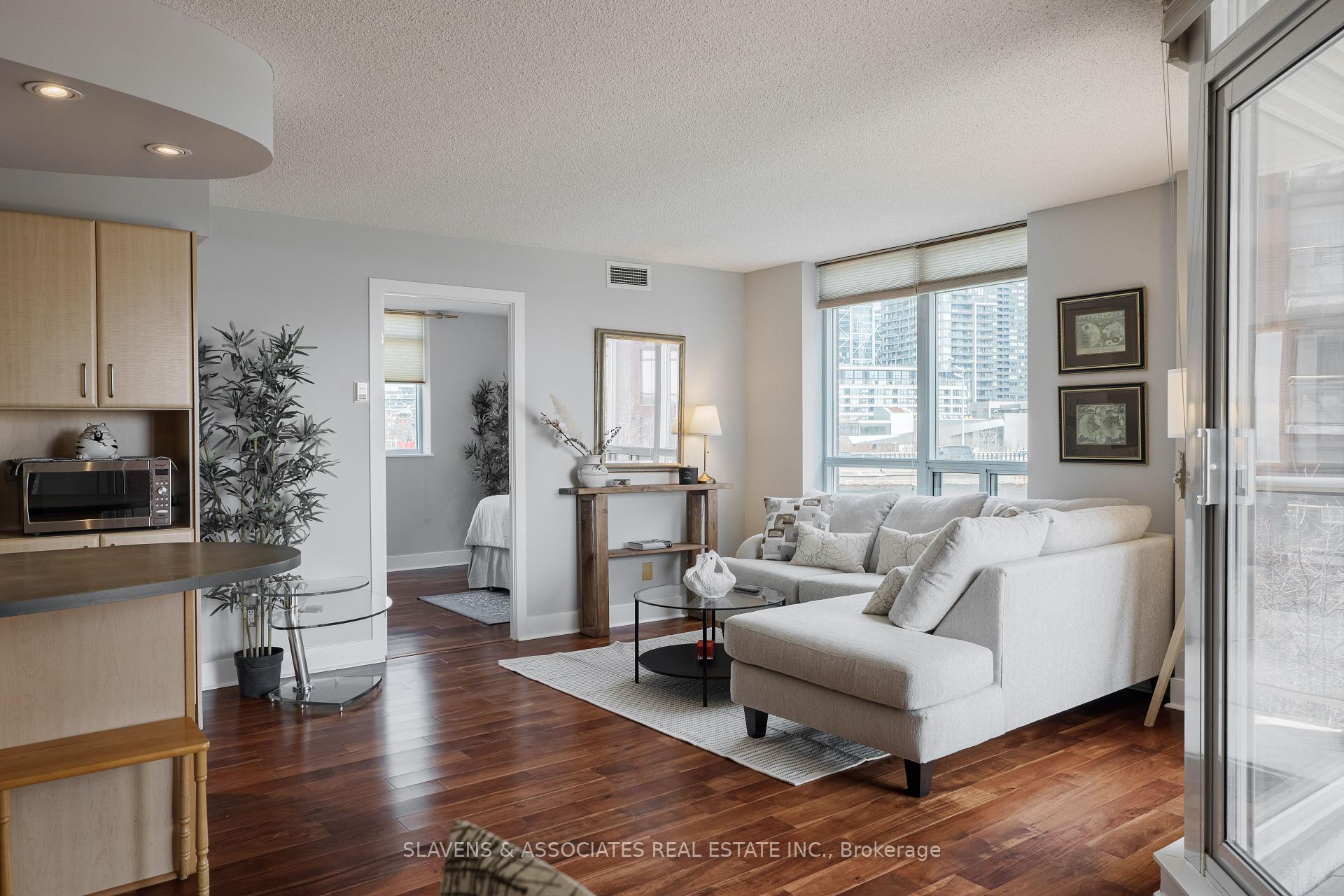 2 Bedrooms Condo at 550 Queens,  Toronto For sale