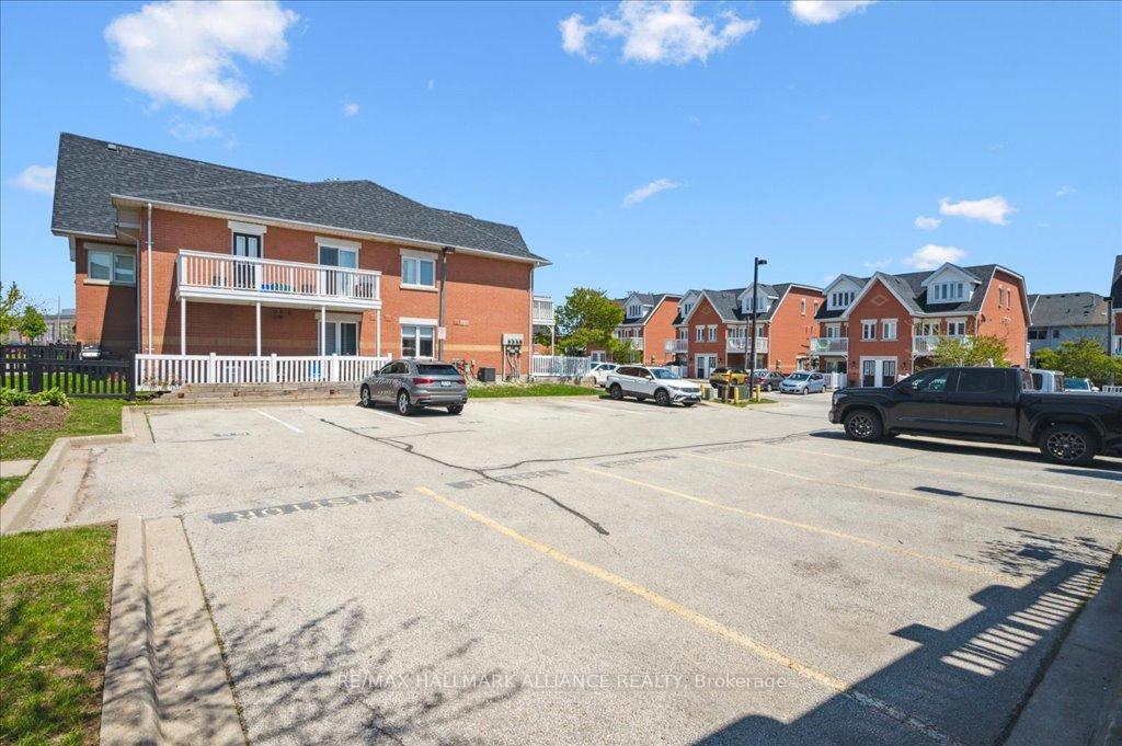 2 Bedrooms Condo at 1701 Lampman, Burlington For sale