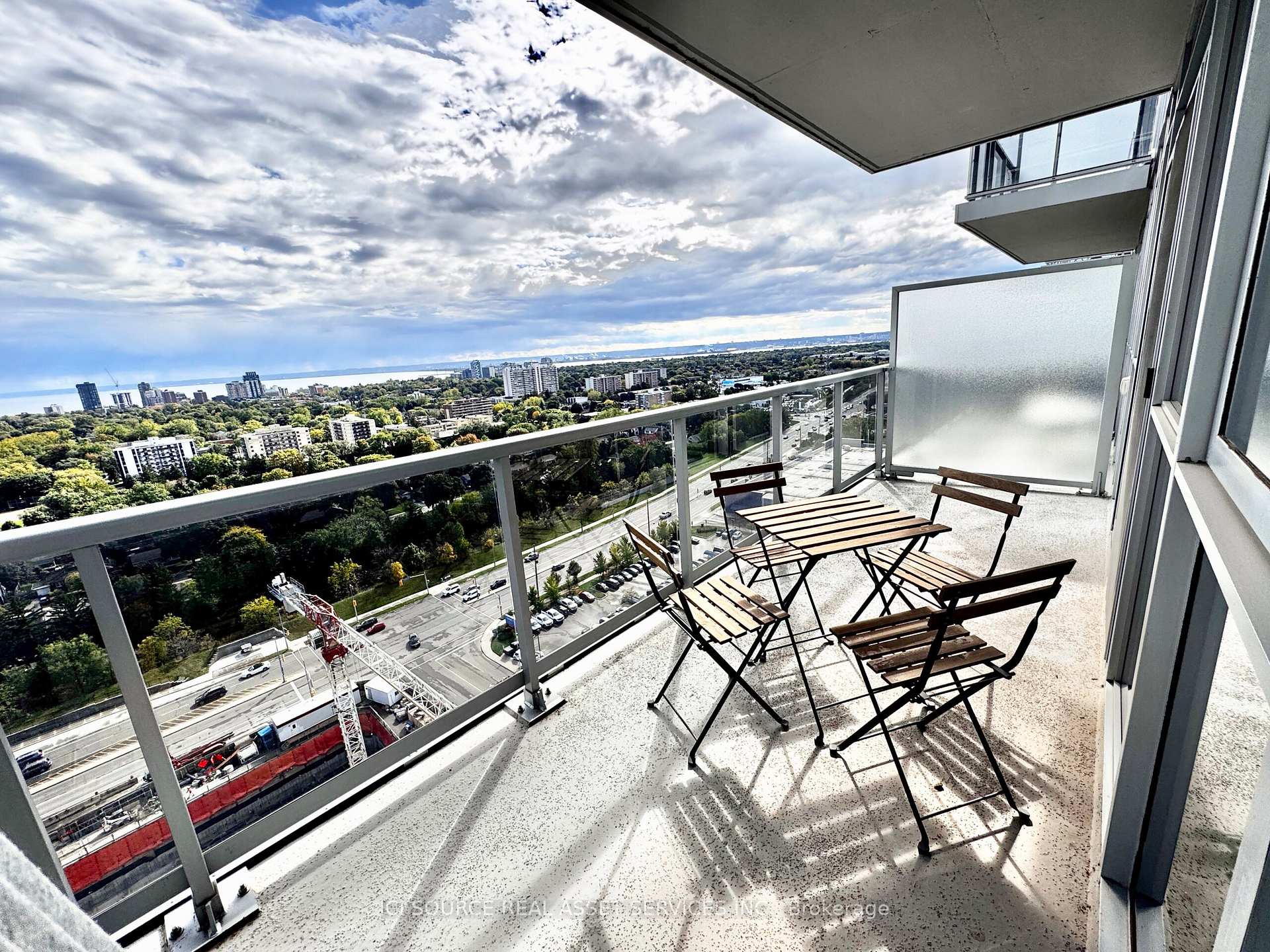 2 Bedrooms Condo at 2081 Fairview,  Burlington For sale