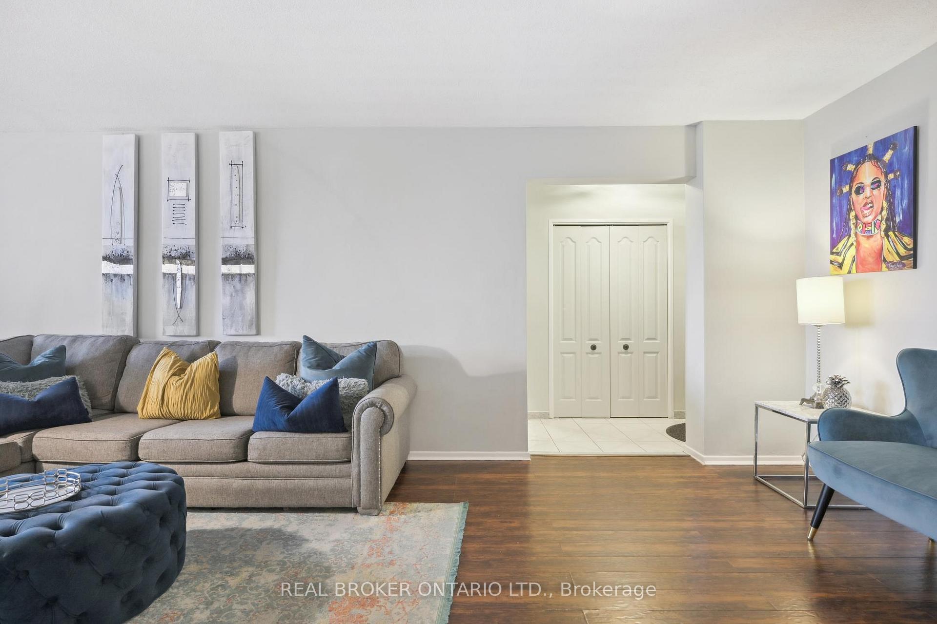 2 Bedrooms Condo at 451 The West Mall, Toronto For sale