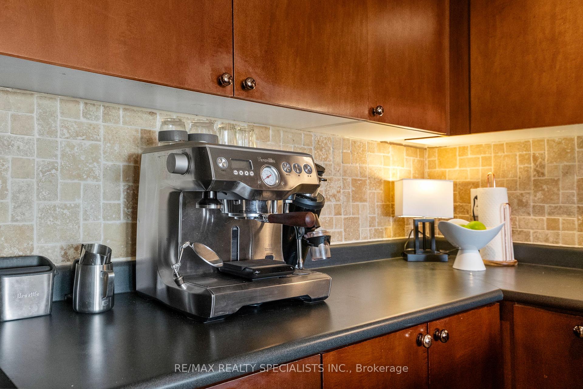 2 Bedrooms Condo at 3985 Eglinton, Mississauga For sale
