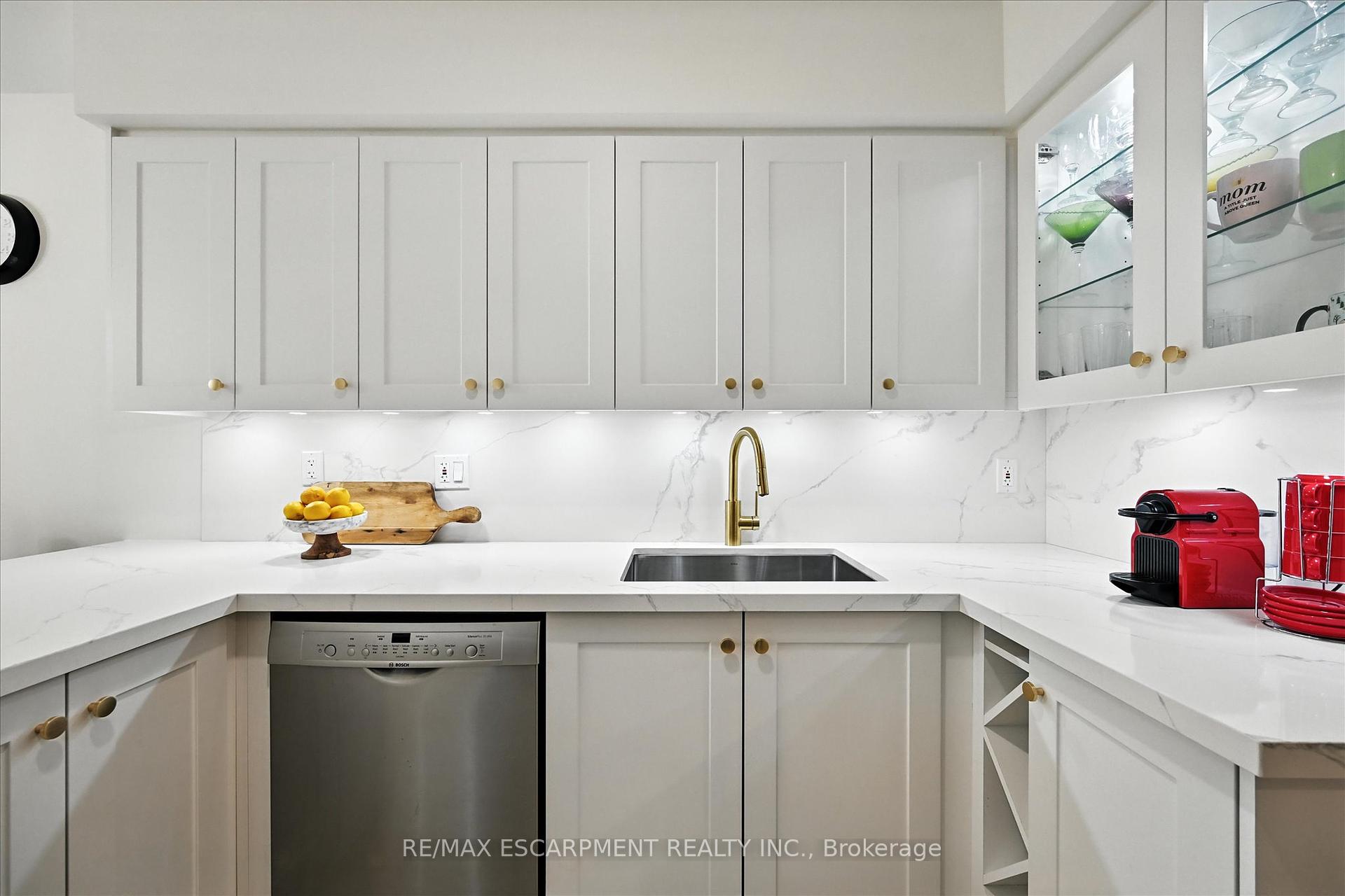 3 Bedrooms Condo at 2110 CLEAVER, Burlington For sale