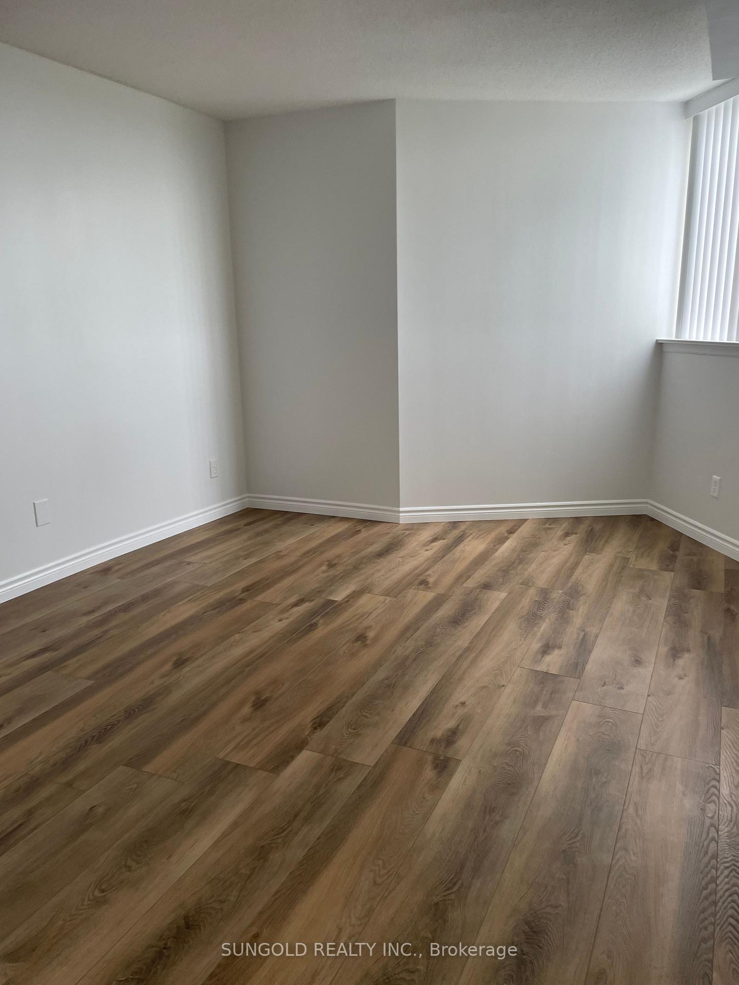 3 Bedrooms Condo at 30 Thunder,  Toronto For sale