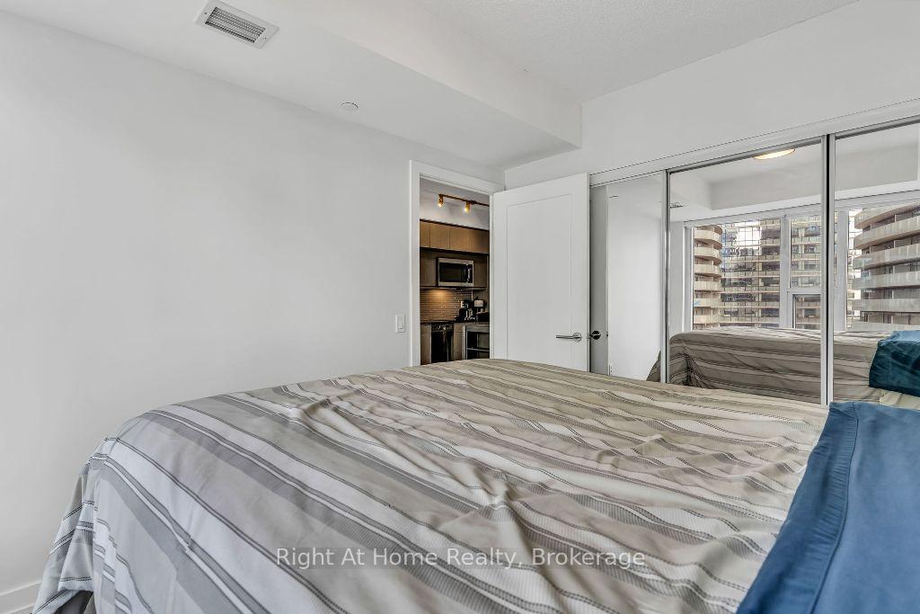 1 Bedroom Condo at 10 York,  Toronto For sale