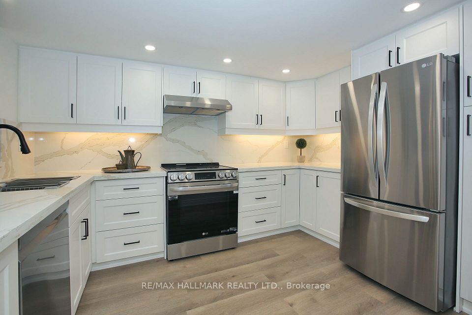 Brand New Custom Kitchen W S/S Appliances
