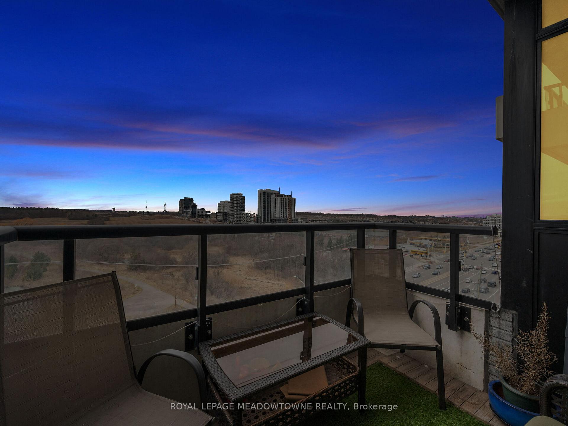 2 Bedrooms Condo at 2489 Taunton, Oakville For sale