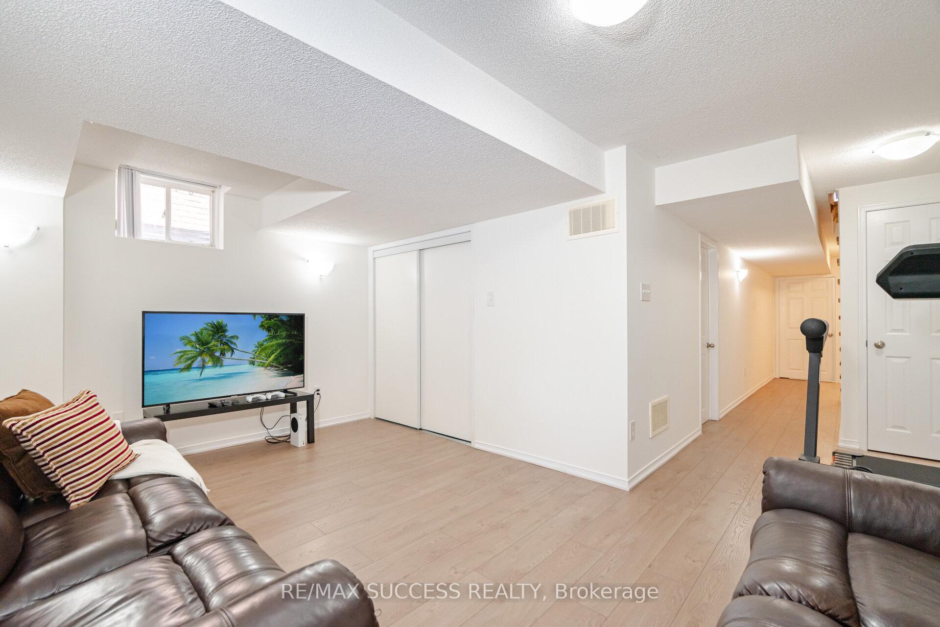 3 Bedrooms Condo at 5255 Palmetto, Mississauga For sale