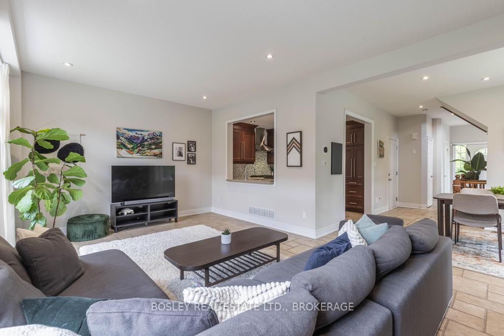 3 Bedrooms Condo at 2282 Orchard, Burlington For sale