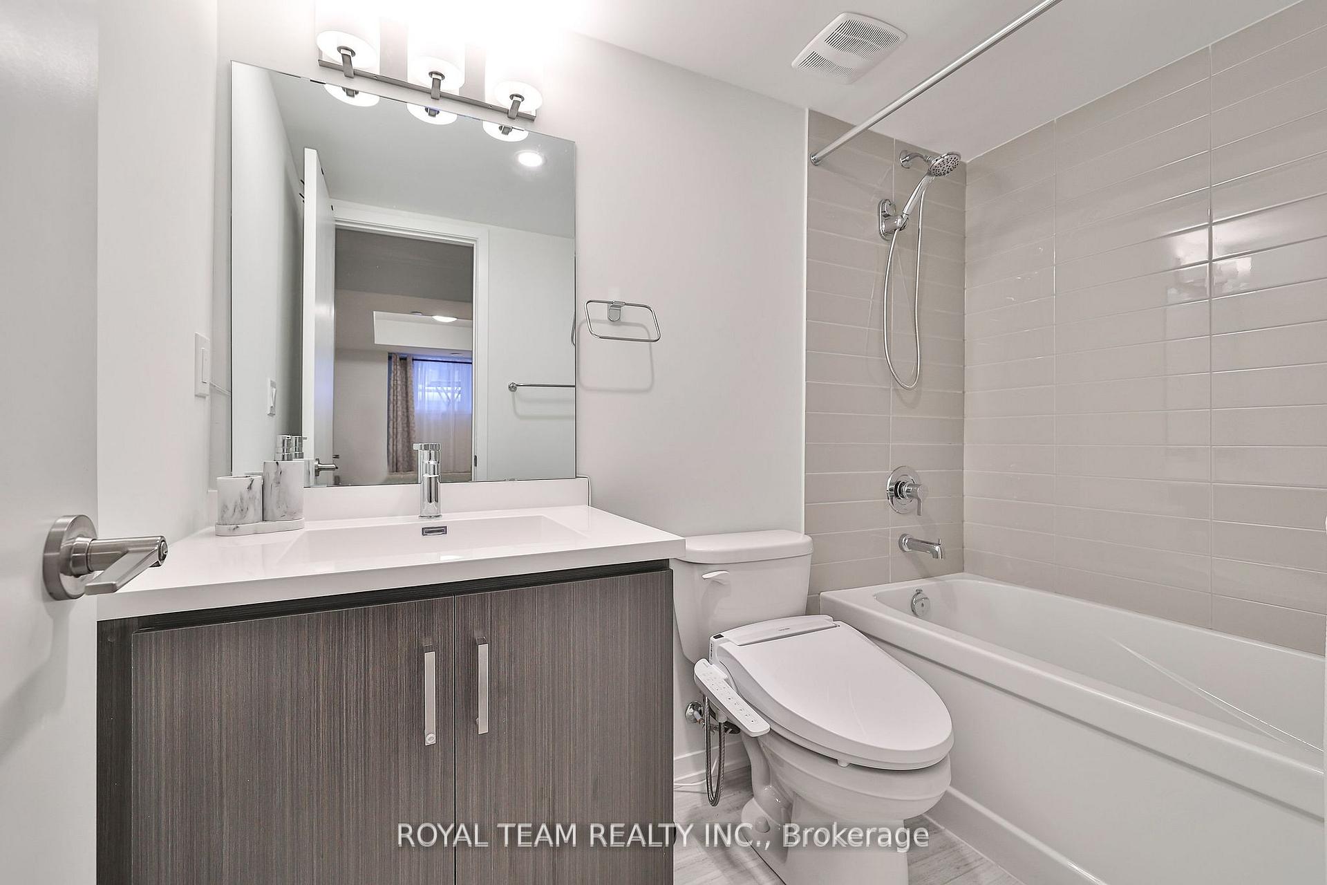 2 Bedrooms Condo at 131 Honeycrisp, Vaughan For sale