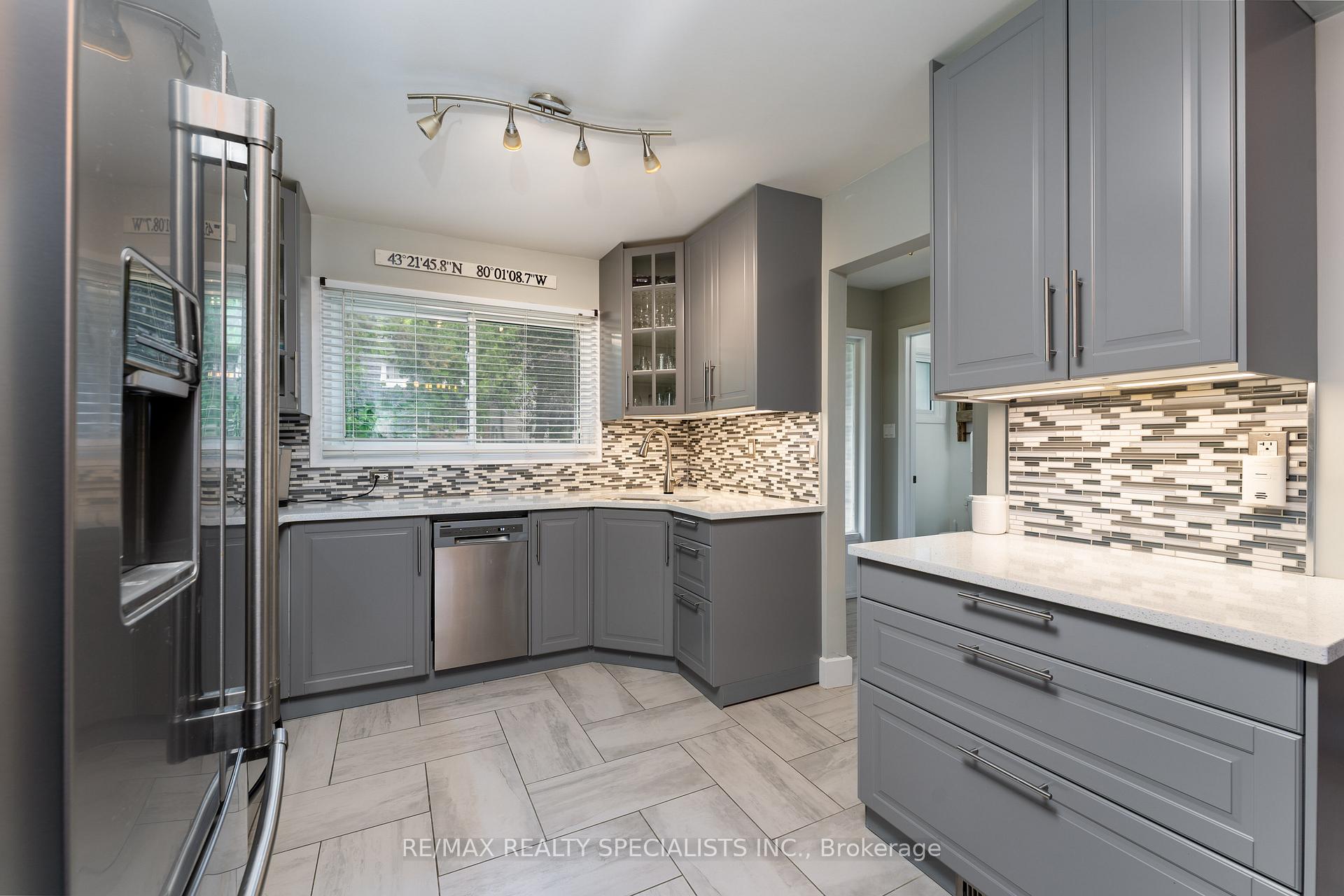 3 Bedrooms Condo at 2050 Upper Middle, Burlington For sale